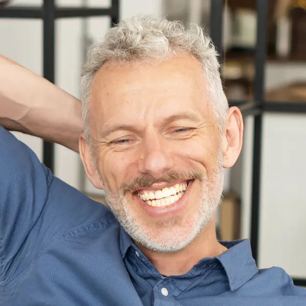 Glad mann med kaffekopp som smiler etter en synskorrigerende linseoperasjon (RLE) hos OSLO SYN